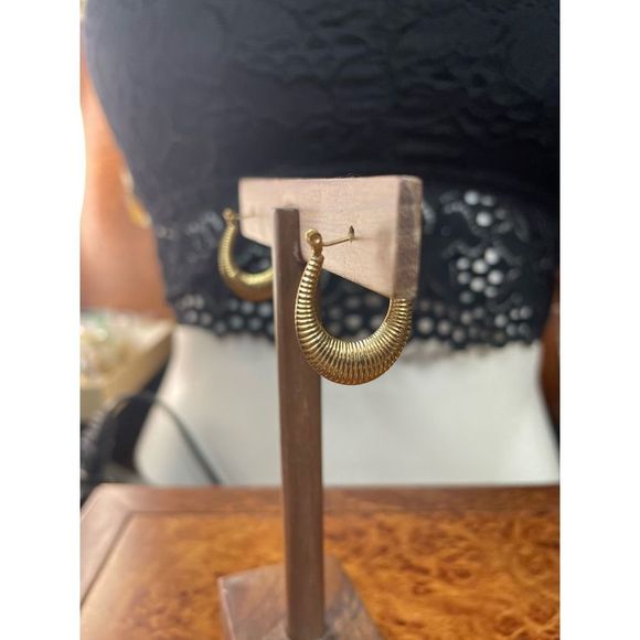 10kyellow gold ribbed hoop earrings